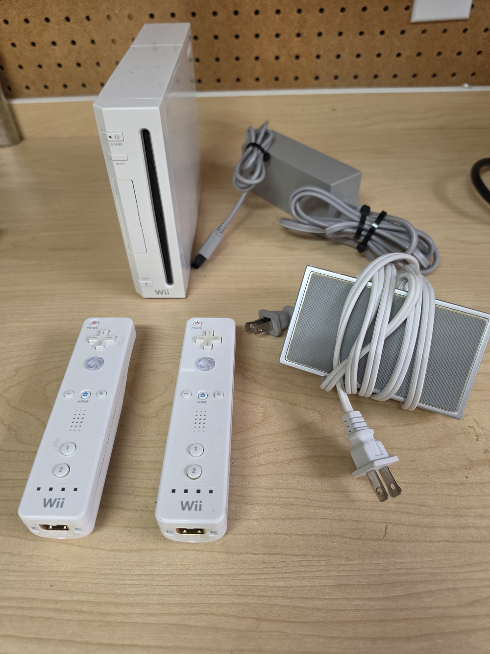 Nintendo Wii Bundle RVL-001 Console-Charge Station-AC Adaptor- 2/Remotes EUC